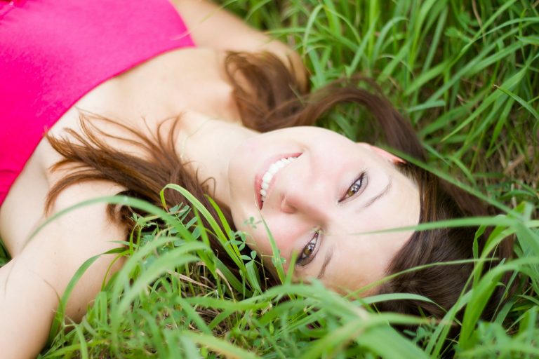 How to feel and look younger           – THE YOUNGER WAY